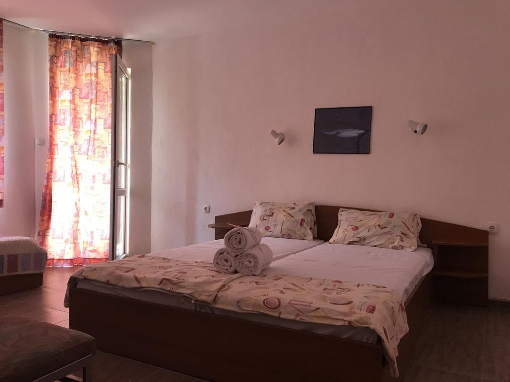 פרימורסקו Guest House Villa Rose מראה חיצוני תמונה